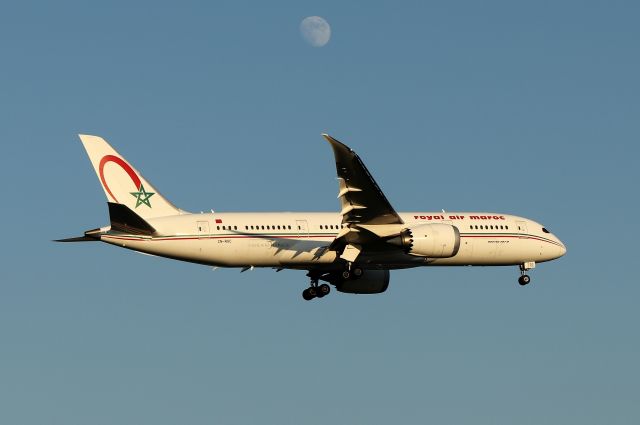 Boeing 787-8 (CN-RGC) - 'Royalair Maroc 210' from Casablanca landing on 22L under the rising Waxing gibbous moon