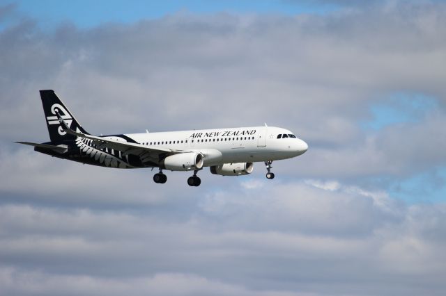 Airbus A320 (ZK-OXJ) - ZK-OXJ on final approach to Auckland Int.