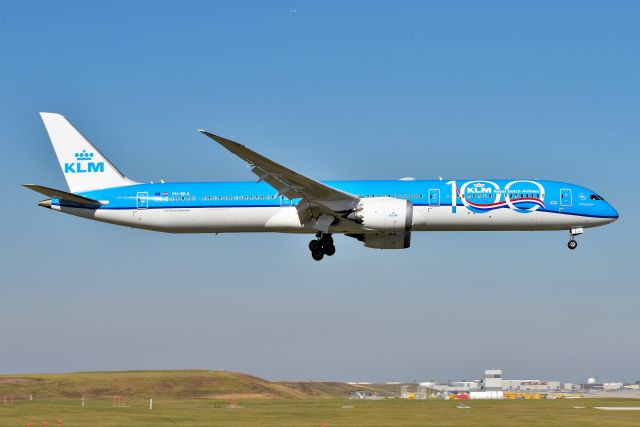 BOEING 787-10 Dreamliner (PH-BKA) - 10-C 10-28-22