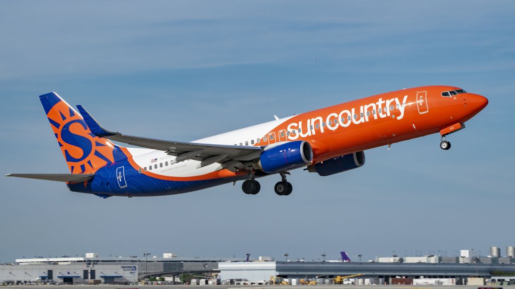 Boeing 737-800 (N831SY) - Sun Country departing runway 15R KIAH