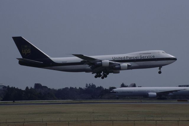 Boeing 747-200 (N522UP) - Short Final at Narita Intl Airport Rwy16R on 1999/04/01