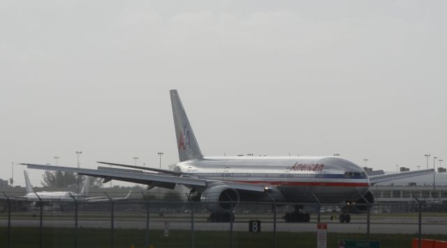 Boeing 777-200 (N772AN)