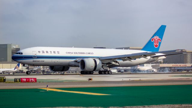 Boeing 777-200 — - Rollout after landing. Picture taken from Landmark Aviations ramp at Los Angeles International Airport.br /br /a rel=nofollow href=http://www.ThePilotsEye.comwww.ThePilotsEye.com/a