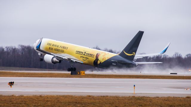 BOEING 767-300 (N491AZ) - runway 27