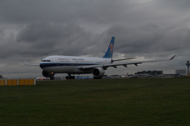 B-6532 — - Airbus A330-223 China Southern, taxiing to the runway Polderbaan at Schiphol Amsterdam Airport (Holland).