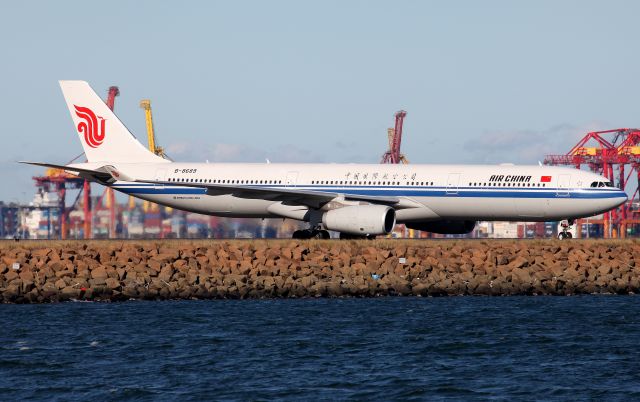 Airbus A330-300 (B-8689) - Arriving Rwy 16R