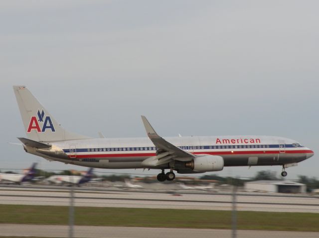 Boeing 737-800 (N974AN)