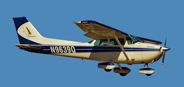 Cessna Skyhawk (N9639Q) - N9639Q Cessna 172M Skyhawk ll s/n 17265723 Superhawk - North Las Vegas Airport  KVGT, VGTbr /Photo: Tomás Del Corobr /February 5, 2022