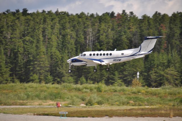 Beechcraft Super King Air 350 (N5XM) - Le 25 août 2014 à son arrivée à CYEY en provenance de CYTZ