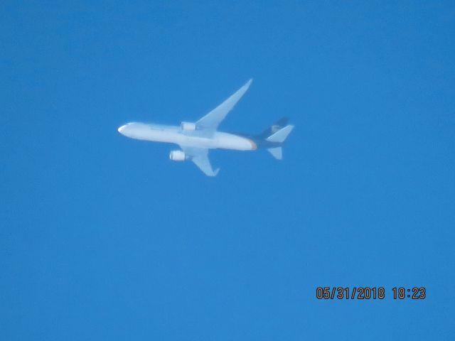 BOEING 767-300 (N329UP)