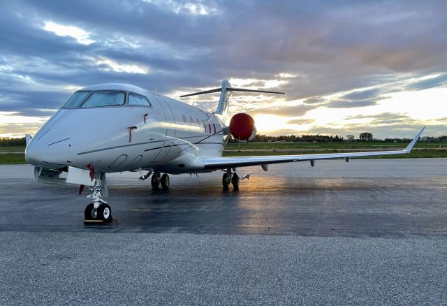Canadair Challenger 350 (N123Q)
