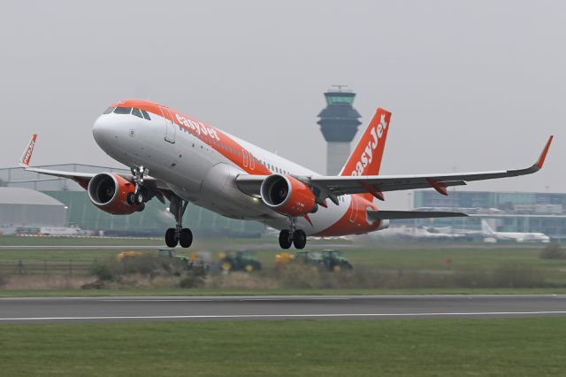 Airbus A320 (OE-IZJ) - Yes another victim of the Air Berlin collapse finding a new life with Easyjet.  OE-IZJ, previously D-ABNS, operating EZY1895 to Berlin SXF.