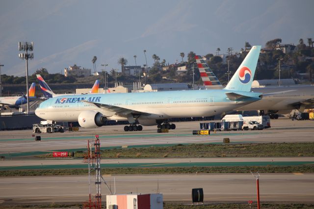 BOEING 777-300ER (HL8009)