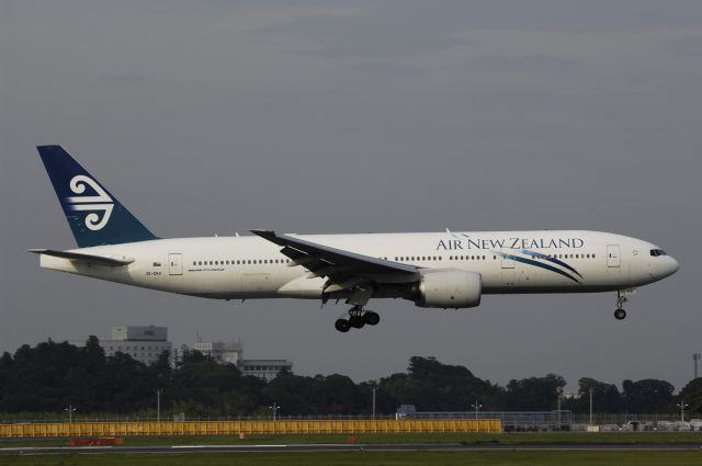 Boeing 777-200 (ZK-OKA) - Final Approach to Narita Intl Airport Rwy16R on 2013/07/10