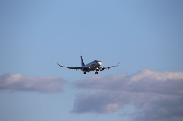 EMBRAER 175 (long wing) (N631QX)