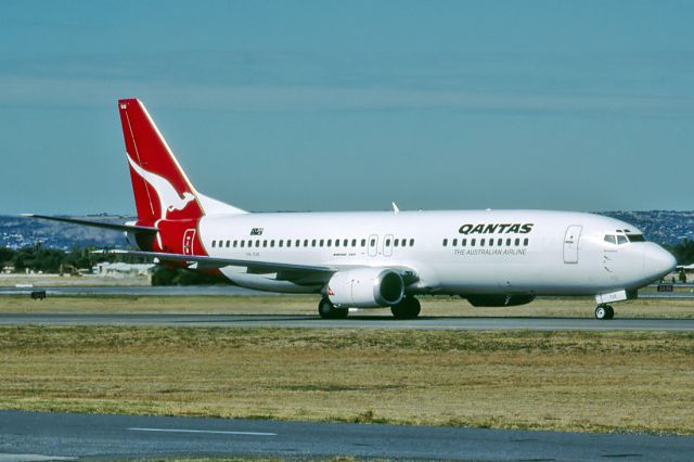 BELL-AGUSTA AB-139 (VH-TJE) - QANTAS - BOEING 737-476 - REG : VH-TJE (CN 24430/1820) - ADELAIDE INTERNATIONAL AIRPORT SA. AUSTRALIA - YPAD (11/12/1996)