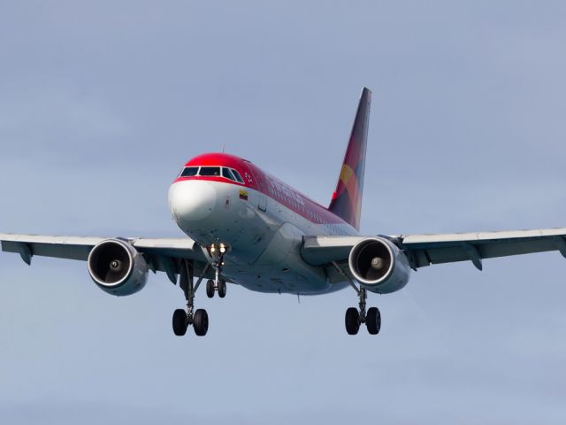 Airbus A318 (N589AV) - Babybus on short final.