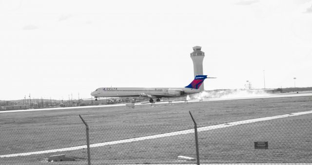 McDonnell Douglas MD-90 (N921DN) - Smokey landing on 17L