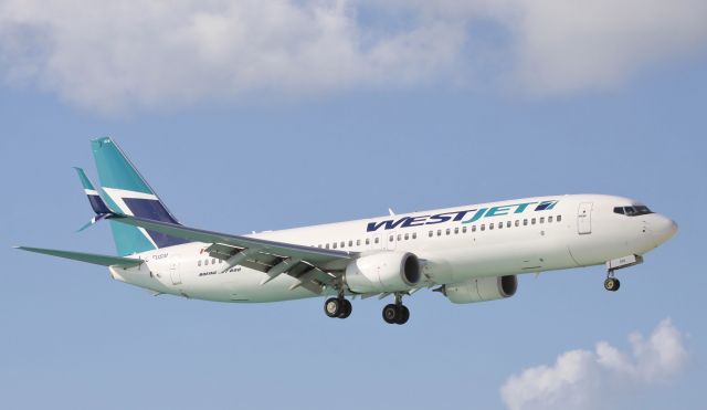 Boeing 737-800 (C-FUSM) - Westjet landing at TNCM