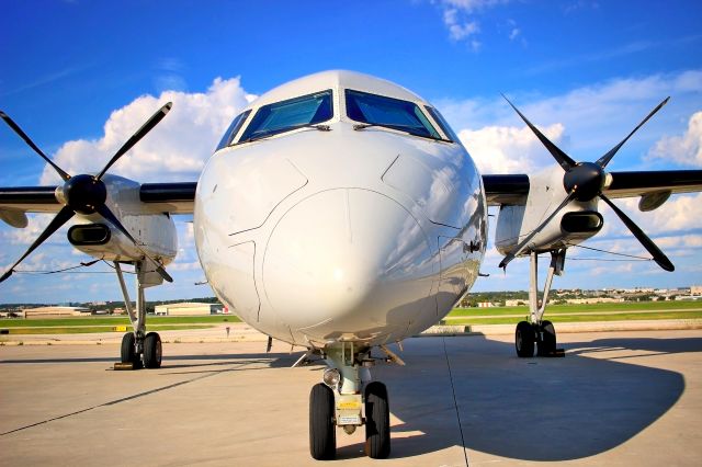 de Havilland Dash 8-300 (N806MR)