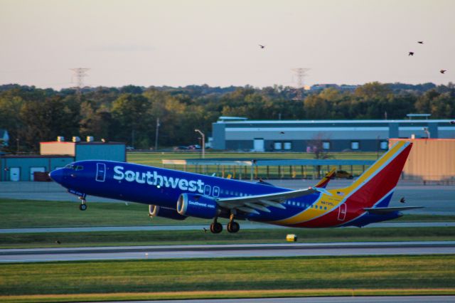 Boeing 737-700 (N8725L) - Departing for BWI