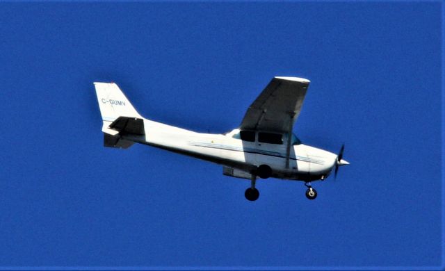 C-GUMV — - C-GUMV CESSNA SKYHAWK 172-N CARGAIR LTEE survolant le fleuve St-Laurent à Lavaltrie QC. le 05-10-2021 a`13:27