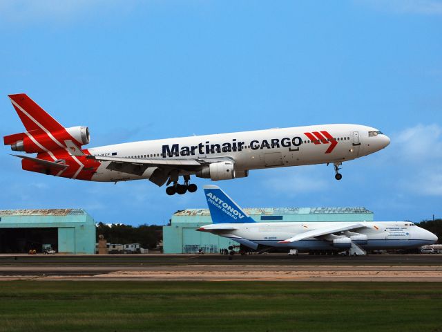 Boeing MD-11 (PH-MCP) - Antonov An-124-100M Ruslan vs McDonnell Douglas MD-11CF