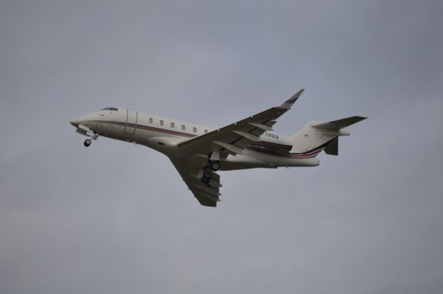 Bombardier Challenger 300 (N770QX) - EJA770 departing for KISM/ISM.