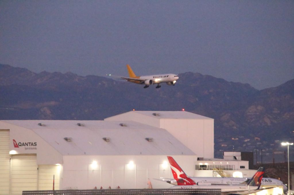 BOEING 777-200LR (N772CK)