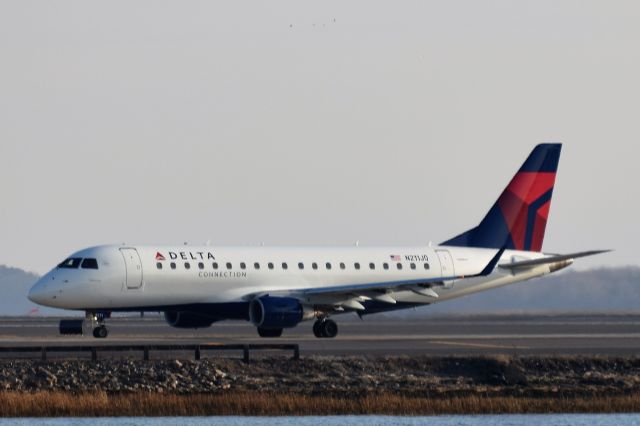Embraer 175 (N211JQ)