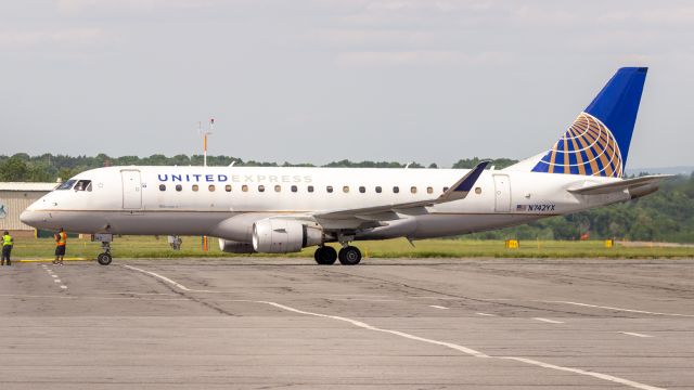 Embraer 175 (N742YX)