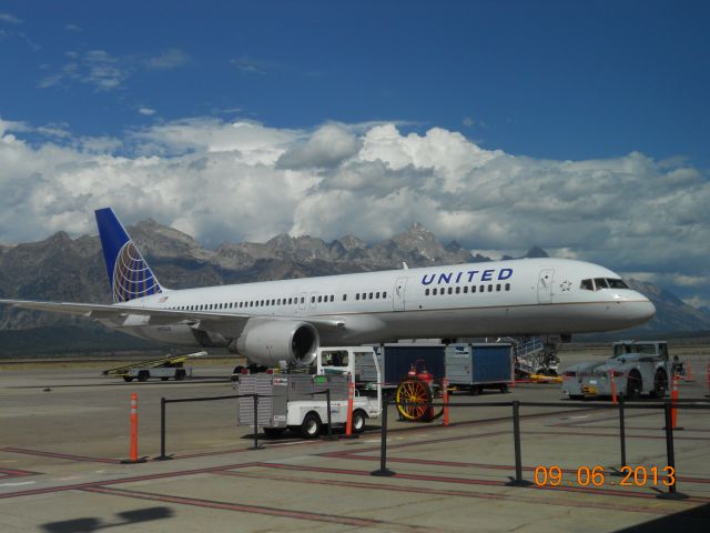 Boeing 757-200 (N575UA)