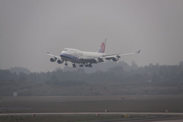 Boeing 747-400 (B-18205) - Jumbo jets...