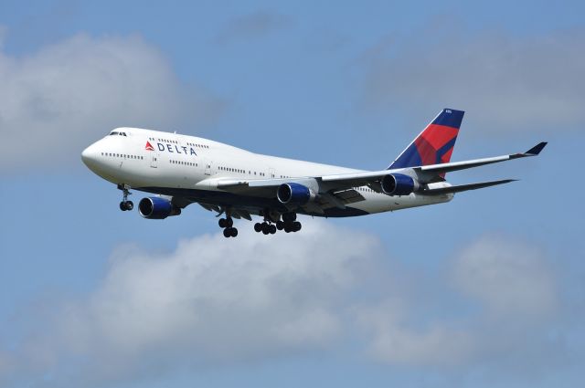 Boeing 747-400 (N670US)