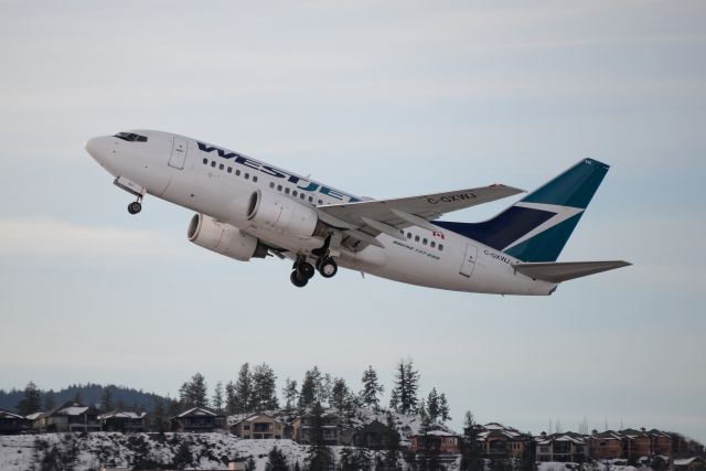 BOEING 737-600 (C-GXWJ)