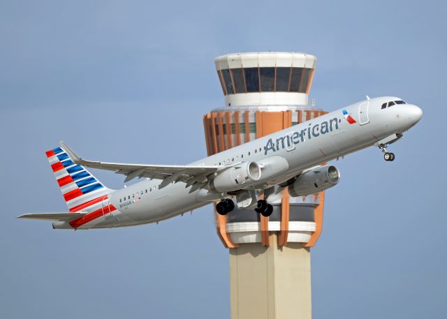 Airbus A321 (N140AN)