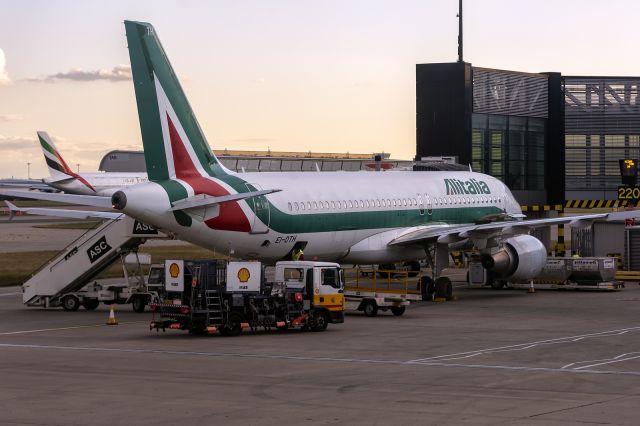 Airbus A320 (EI-DTH) - 1st June., 2022: Parked at the gate at Heathrow's Terminal Two. 