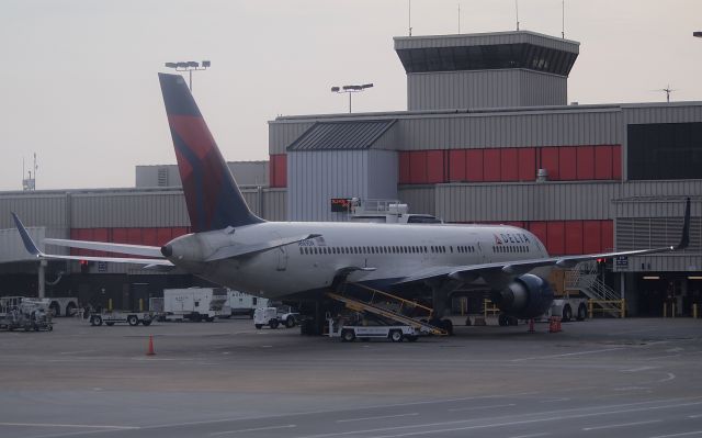 Boeing 757-200 (N669DN)