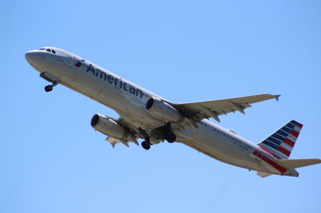 Airbus A321 (N534UW) - Plane Type: 2009 Airbus A321-231br /Route: CLT-DFWbr /Airline: American Airlines br /Livery: br /Registration: N534UWbr /Owned By: American Airlines INCbr /Runway: 36C