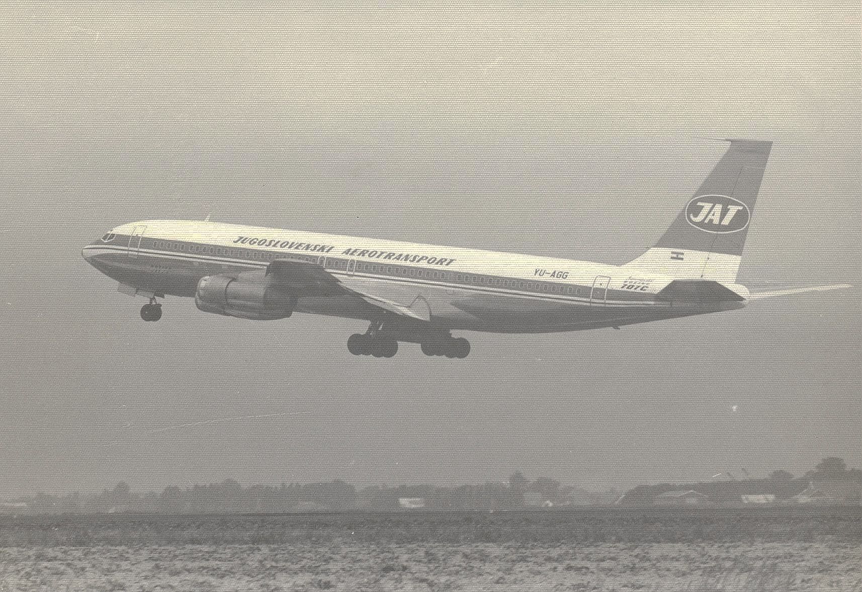 Boeing 707-100 (YU-AGG) - JAT B707-340C take off rwy24 Amsterdam Schiphol (jr1980) zwart Wit