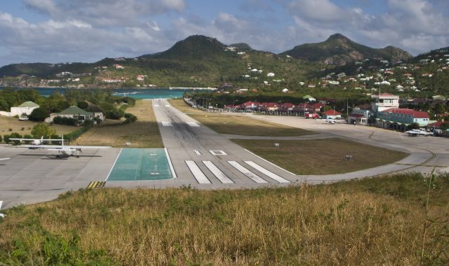 — — - St Barth airport