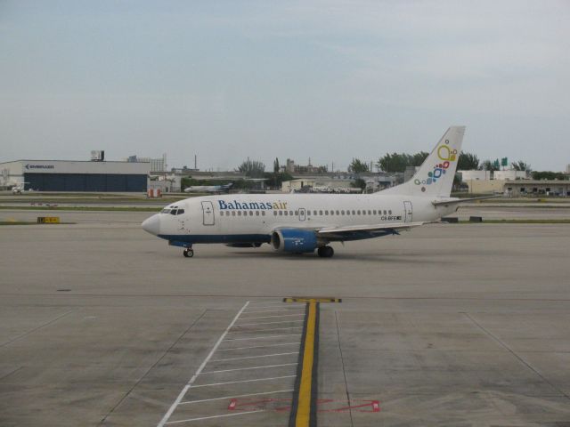 Boeing 737-500 (C6-BFE)