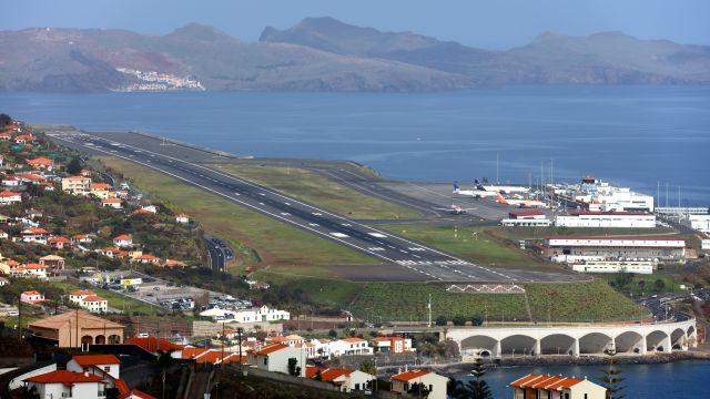 Airbus A320 (OE-INE) - Airport overview. From Gaula hill.29 février 2020. No Covid 19 here...