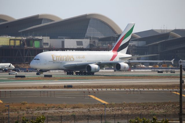 Airbus A380-800 (A6-EOM)