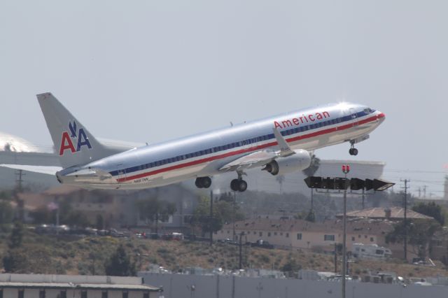 Boeing 737-800 (N887NN)