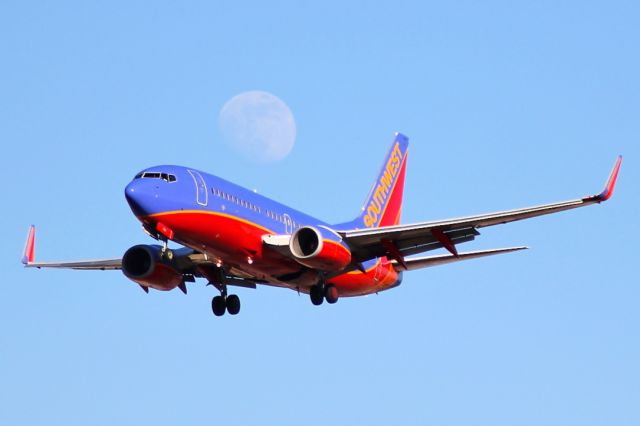 Boeing 737-700 (N424WN) - Shooting the moon shortly before touchdown at Palm Beach International