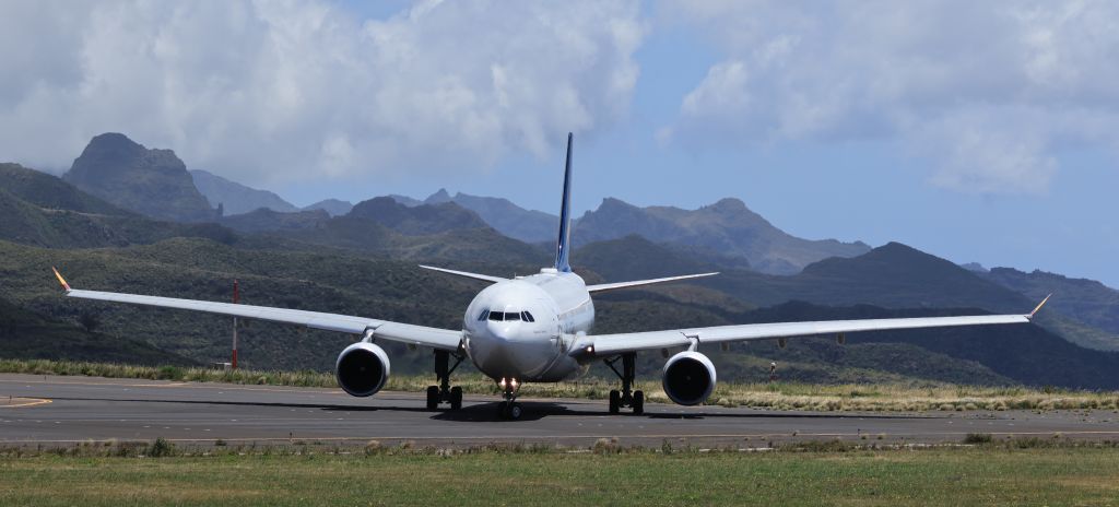 Airbus A330-200 (EC-NUL) - Aeropuerto Tenerife n.por la30.destino Caracas 