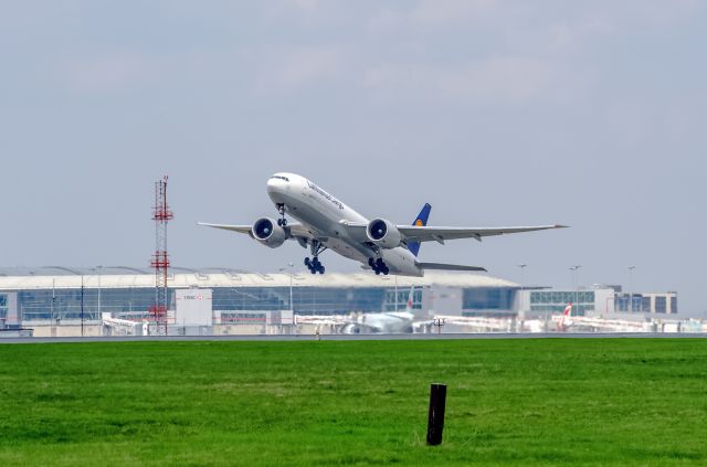 Boeing 777-200 (D-ALFD) - Take off from Toronto