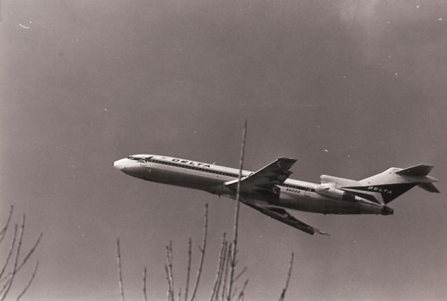 BOEING 727-200 (N471DA) - Delta 727 taking off from Ontraio in the early 1980s