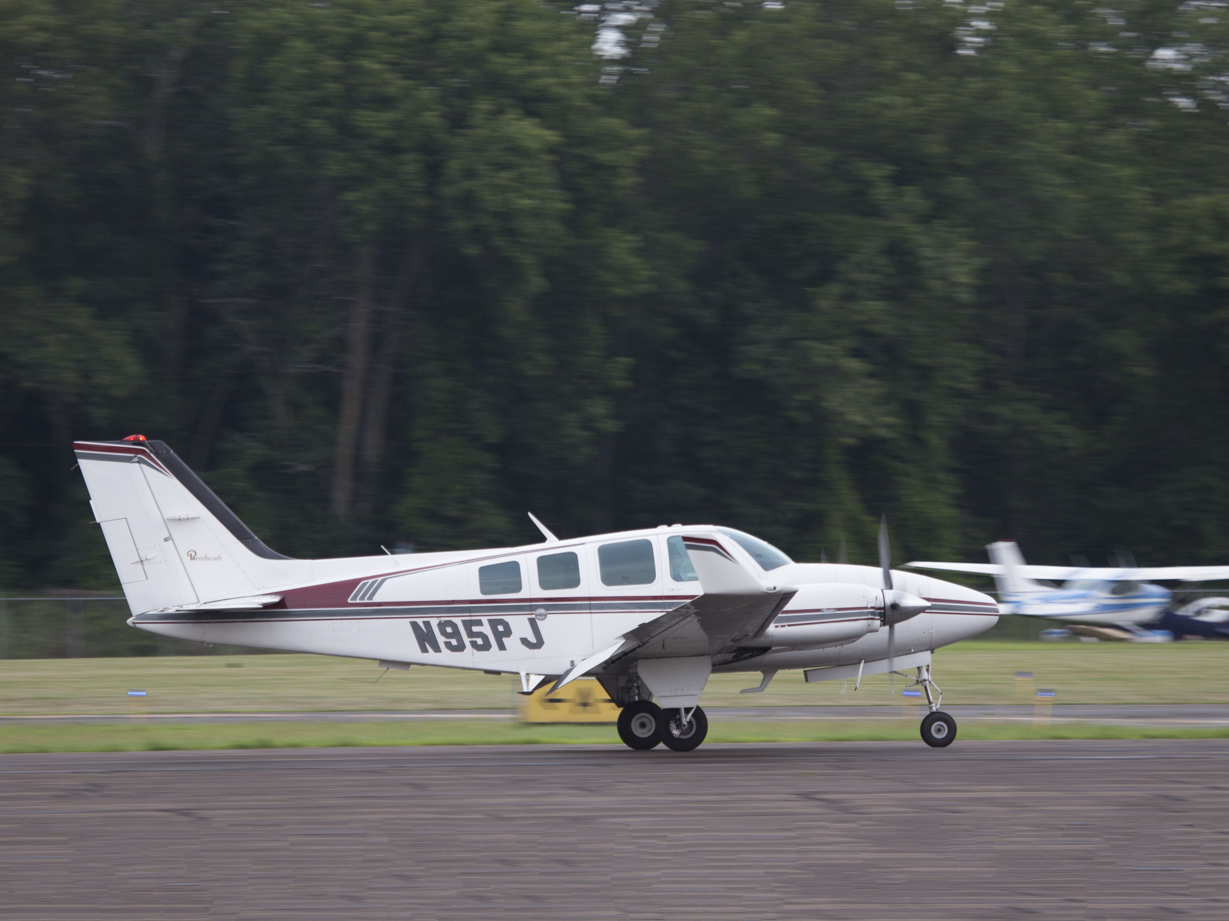 Beechcraft Baron (58) (RLI95)